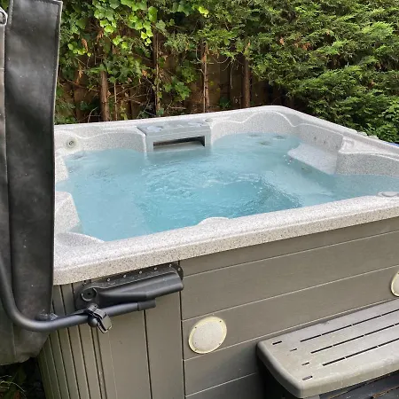 Nice House With Jacuzzi 빌라